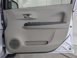 運転席ドア内張はご覧の通り。ドアポケットの収納もバッチリです