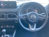 鮮やかなCX-5のコックピット。360&deg;ビューモニターを搭載し、安全確認もスムーズに行えます。ドライバー中心の機能的なレイアウトと高い質感が、快適なドライブを約束します。