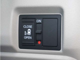 【片側電動スライドドア】ボタンを押すだけでスライドドアの開閉が可能。もちろんキーからの操作も可能。お子様を抱いている時・両手いっぱいの荷物を持ってる時など非常に役立ちます。