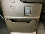 アクセサリーソケットはUSBのアダプターなどをつければ、スマホの充電にも使えます。周辺には物が置けるボックスがついています。
