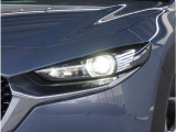 【LEDヘッドライト】悪天候や夜間走行時も良好な視界を確保し安心して運転できる高輝度LEDヘッドライトを装備。明るい上に点灯速度が早く消費電力も抑えられています。
