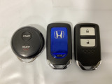 スマートキーを装備しています。鍵を差し込むことなくドアロックの開け閉めと、スタートボタン操作でのエンジンスタートができます。加えて、純正リモコンエンジンスターター用の操作キーもついています。