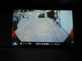バックカメラの画像です。ガイドラインがスムースな車庫入れをサポートいたします。車庫入れの安心感がアップしますね。