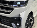 【LEDヘッドライト】悪天候や夜間走行時も良好な視界を確保し安心して運転できる高輝度LEDヘッドライトを装備!点灯速度が早く、消費電力も抑えられています。
