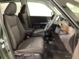 女性でも運転がしやすいように、シートの高さ調整機能(シートリフター)がついています。広い足元にゆったり座れるシートには肘掛も装備しており長距離の運転でも疲れにくいシートです。