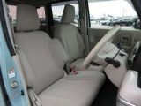 体をしっかり支えるシート形状で、運転姿勢を安定させやすい運転席。アームレスト付きで長時間の運転でも姿勢を保ちやすく、日常使いに配慮された空間です。