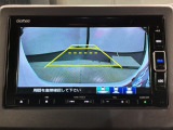 リバースギアに入れるだけで後方の表示へ切り替わります。夜間や雨の日の駐車も楽になりますよ。