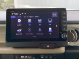 HondaCONNECT対応の便利なナビディスプレー。お持ちのスマートフォンと連携して、ナビやBluetoothでの音楽再生が可能です。デザインはもちろん、操作性も良好です。