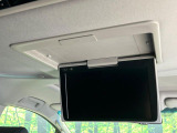【フリップダウンモニター】大画面モニターで後席でもエンタメをお楽しみいただけます。小さなお子様にも大人気の装備です♪