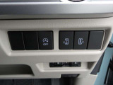 両側電動スライドドアのスイッチがあります。運転席に座ったままスライドドアの操作ができます。