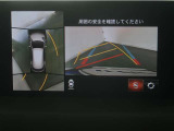 パノラミックビューモニター付きです。車両を上から見た様な映像を画面に表示。運転席からの目視だけでは見にくい、車両周辺の状況をリアルタイムでしっかり確認出来ます。