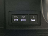こちらのクルマはUSB接続コネクタも装備されています♪スマホの充電などにお使い下さい。ご旅行中での充電切れも、これなら心配いりませんね!