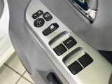 【電動格納ミラー】サイドミラーは電動格納式となっており、狭い駐車場でもキズがつくリスクを抑えられます。