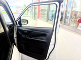窓の開閉も楽々♪大きなサイドウィンドウは見晴らしのよさ、運転のしやすさを実感できます。