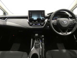 運転席・助手席を入れたインストルメントパネル全体画像です。