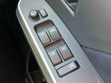 運転席ドアのウインドウ操作スイッチです。すべてのウインドウの開閉操作が可能です。また、ドアミラーはオート開閉なので、ドアロックで自動で閉じ、エンジンスタートで自動で開きます。