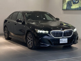 ブラックサファイアに映える、上質な5シリーズ。充実装備と低走行が魅力の523d M Sport。