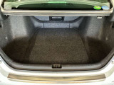 トランク収納スペースをご確認ください。荷物の積み下ろしがしやすい広さを確保しており、日常使いからレジャーまで幅広く活用できます。