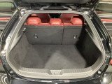 ラゲッジルーム内の凹凸をなくす事でスッキリした広がりを造りだし、荷物がスムーズに出し入れできる気持ちよさ、使い易さを実現!
