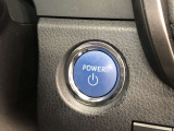 エンジンスタートスイッチです。キーが車内にあれば、エンジンの始動や停止はスイッチを押すだけ!キーを取り出す手間を省き、ワンプッシュで操作できるので簡単でスムーズです。