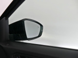 車両の斜め後方をモニタリング【ブラインドスポットモニター】を装備。後方死角検知機能が装備されておりミラーに内蔵された警告灯が点滅し注意を促します。