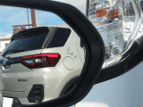 隣車線を走る車両をレーダーで検知し、ドアミラーでは確認しにくい後側方エリアに存在する車両に加え、急接近してくる車両も検知します。車両を検知するとドアミラーに搭載されたLEDインジケーターが点灯します。