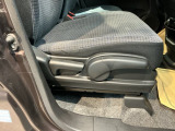 手動のレバーを使って、シートの高さや背もたれの角度を変えることができます。