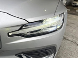 【LEDヘッドライト】ハイビームを先行車や対向車にあてず、その両サイドではハイビーム照射を維持。見える範囲が段違いに広くなりました。北欧神話に登場するトールハンマーをモチーフにデザイン。