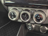 車内環境を自動でコントロールするフルオートエアコン。長距離ドライブも快適です。