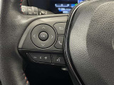 ステアリングスイッチ付きで、運転中に視線を前に向けたまま操作できます。