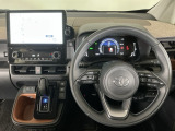 【ハンドル】運転にかかわる様々な操作を安全に行えるように視点移動が少なく操作性に配慮されたスイッチ類が凝縮されたコックピットです。