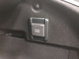 アクセサリーコンセント(AC100V・1500W)です。ラゲージルーム右側に1個設置されています。非常時給電システム付きです。機能の詳細は展示店舗までお尋ねください。