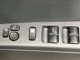 【電動格納ミラー】サイドミラーは電動格納式となっており、狭い駐車場でもキズがつくリスクを抑えられます。