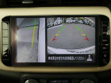 ギアを『R』に入れた後、カメラボタンを押すと、運転席から見えない左側面をナビ画面にうつしてくれるので、幅寄せや縦列駐車がし易くなります。