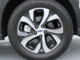 純正18インチアルミホイール。 タイヤサイズは225/60R18