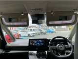 サンバイザーには運転席と助手席のどちらもミラーがついています。