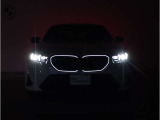 【ルームミラー一体型ETC車載器】ルームミラーの裏側に目立たない様に配置されたETCカード挿入口。スタイリッシュ且つ機能的なものとなっております。