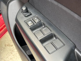【電動格納ミラー】サイドミラーは電動格納式となっており、狭い駐車場でもキズがつくリスクを抑えられます。