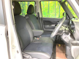 運転席まわりには十分なスペースがあり、大柄な方でもゆったり運転していただける環境です。
