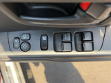 窓スイッチは使用感が出やすい所。文字消えや汚れ、オート機能・ロック操作の有無も確認◎。