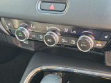 車内環境を自動でコントロールするフルオートエアコン。長距離ドライブも快適です。