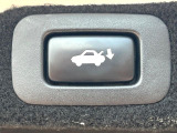 【パワーバックドア】スマートキーや運転席のボタンを押すだけでリアゲートが自動で開閉します!荷物を持っている時や、高い位置にあるバックドアを閉める際に便利な機能です♪