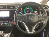 【ハンドル】運転にかかわる様々な操作を安全に行えるように視点移動が少なく操作性に配慮されたスイッチ類が凝縮されたコックピットです。