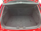 普段のお買い物や通勤、送迎等に十分な荷室スペースを確保しております。セカンドシートを倒すと、大きな荷物の積載も可能です。