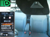 フロントカメラで車線や前方の人や車をモニターして、エマージェンシーブレーキや車線逸脱警報をを作動。ハイビームアシストも装備。