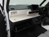 カップホルダーは運転席や助手席からちょうど手の届く位置です!!