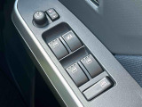 運転席ドアのウインドウ操作スイッチです。すべてのウインドウの開閉操作が可能です。また、ドアミラーはオート開閉なので、ドアロックで自動で閉じ、エンジンスタートで自動で開きます。
