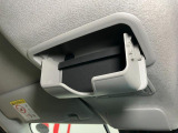 サングラスなどを入れるのに丁度いいオーバーヘッドコンソール付き
