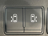 【両側パワースライドドア】スマートキーや運転席のスイッチで後席両側スライドドアの開閉が可能♪電動だから力を入れてドアを開ける必要が無く、小さなお子様でも簡単に開け閉めでき快適です♪