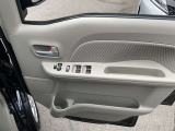パワーウィンドウ装備です。運転席はオートになっているので、ワンタッチ開閉することが出来ます。